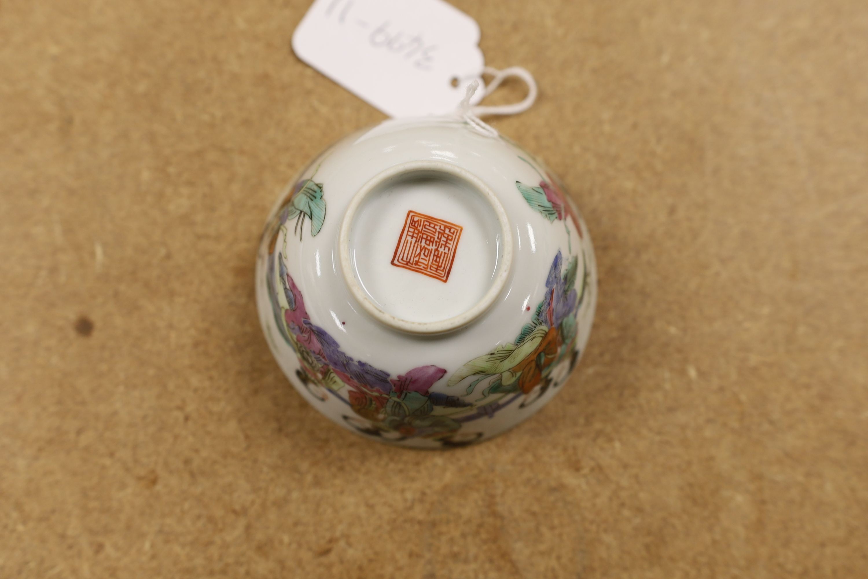 A Chinese famille rose chupu and a bowl, late 19th century, and a cloisonne parasol handle, 23cm long